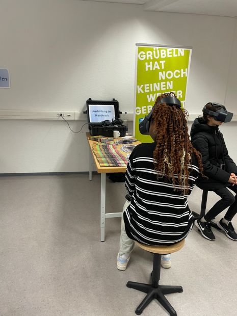 Neuer Blick auf Berufsbilder: Mit VR-Brillen lernten die Schüler*innen Ausbildungsberufe kennen.    Bild: Sportkreis Frankfurt - Projektbüro Gallus