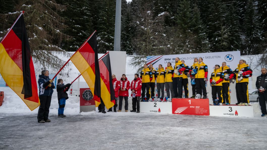 rechts : Ammour Vierer Team auf dem Siegerpodest    Bild: Visturs Lacis