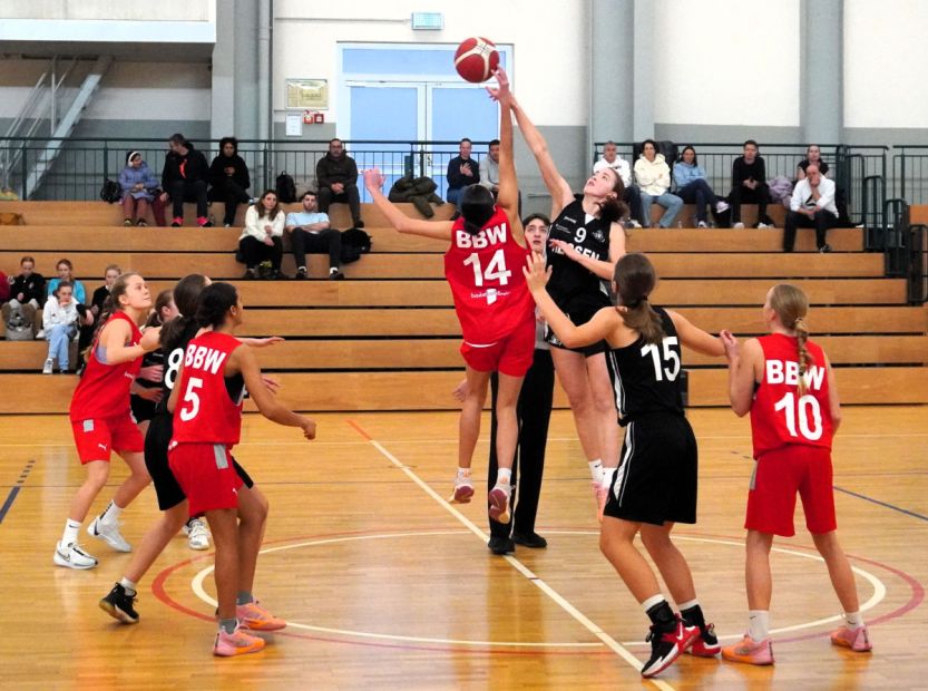 Eröffnungssprungball im Spiel der Hessenauswahl gegen Baden Württemberg    Bild: Spissinger