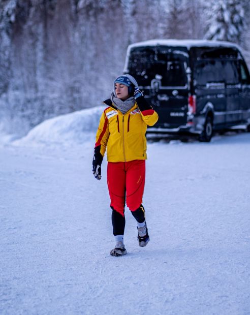 Maureen bei den Startvorbereitungen    Bild: Viesturs Lacis