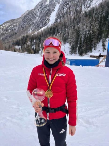 Marie Keudel mit dem Pokal für ihren Titel als Deutsche Jugendmeisterin    Bild: Rika Schulze