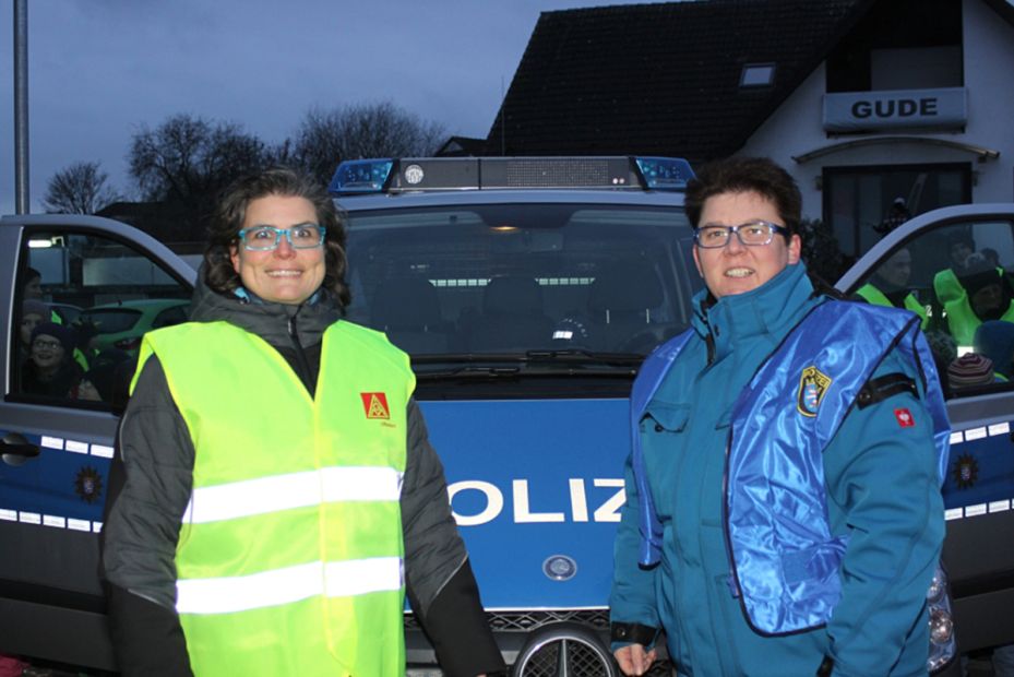 Prävention ist den beiden wichtig. Hier beim abendlichen Präventionsspaziergang und der Möglichkeit die Arbeit der Polizei kennenzulernen.    Bild: S. Nowakowsky