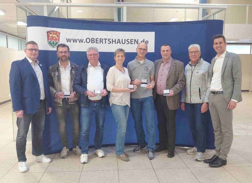 Jörg Wagner mit den Vereinsvertretern und Bürgermeister Manuel Friedrich zur Förderbescheidübergabe in Obertshausen.    Bild: Holger Bischoff - Sportkreis Offenbach e.V.