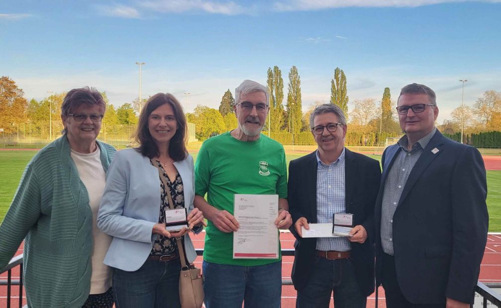 Jörg Wagner mit den Vereinsvertretern zur Förderbescheidübergabe in Langen.    Bild: Kristian Werelius &amp; Sportkreis Offenbach e.V.