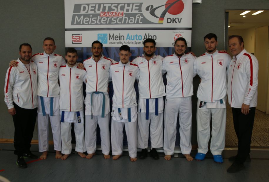 Kampfgemeinschaft Kassel/Limburg v.l.: Jamal Laudiai (Landestrainer Kumite Hessen Süd), Marvin Bier, Maxim Harisow, Aymane Takzima, Edgard Merkine, Emre Aslan, Danyil Anisimov, Marcel Shepelev, Alexander Lang (Landestrainer Kumite Hessen Nord)    Bild: Martina Bier für den HFK