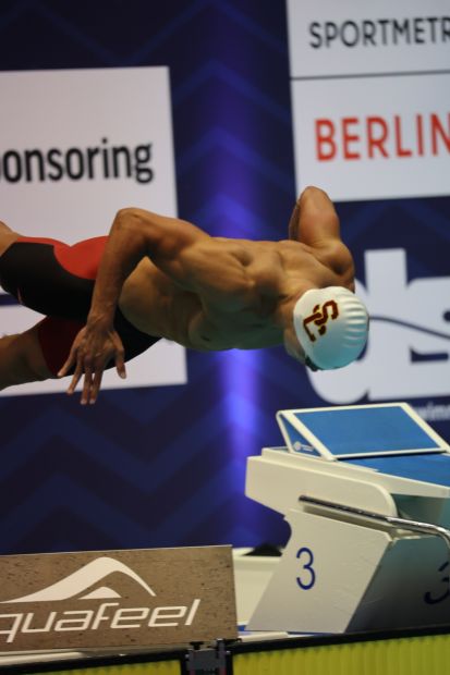 Artem-Selin-SC-Wiesbaden-beim-Start-ueber-50m-Freistil     Foto: S. Sonnenschein