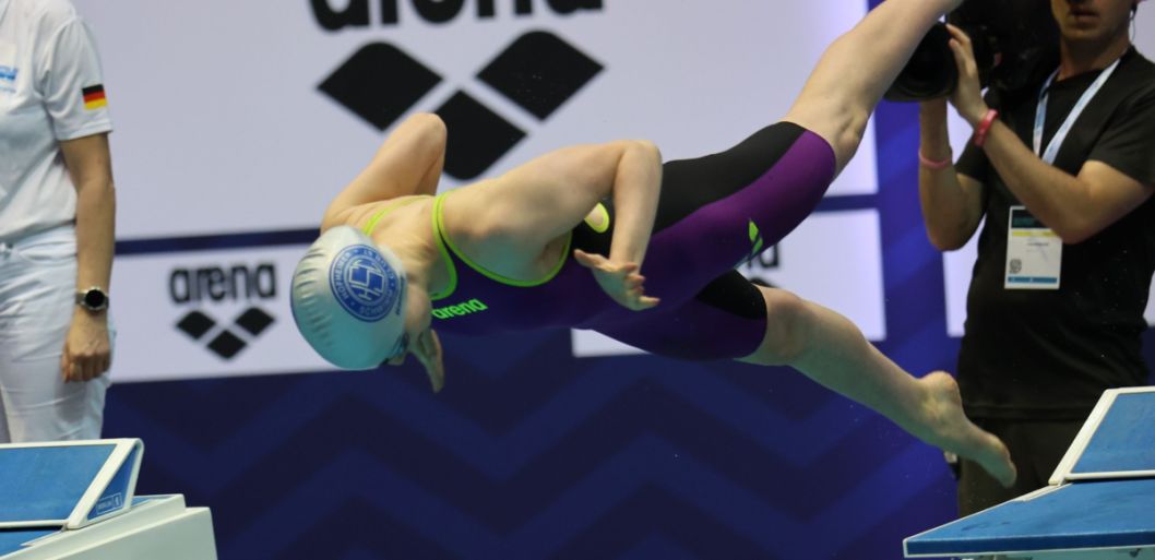 Hannah Schneider (Hofheimer SC) beim Start 100m Brust-Finale    Foto: S. Sonnenschein