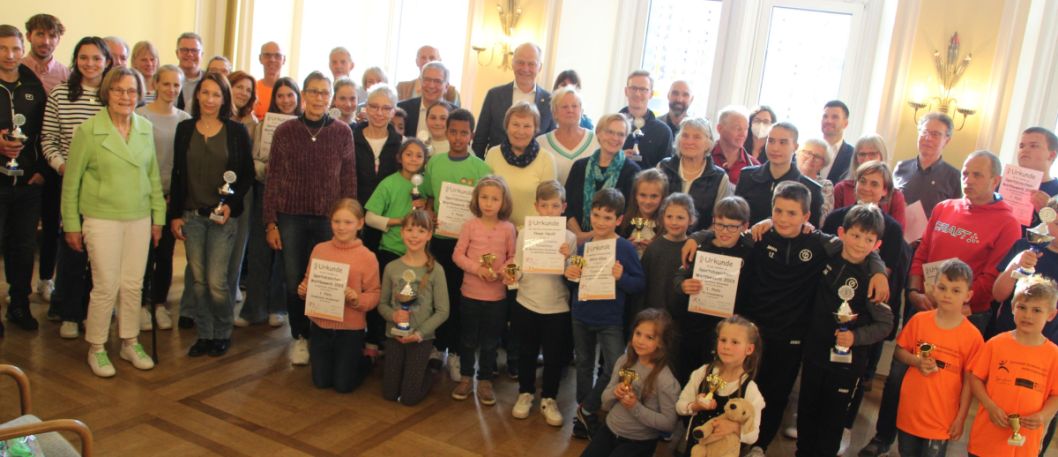 Gruppe aller Geehrten im Festsaal des Wiesbadener Rathauses    Bild: Andreas Elsner