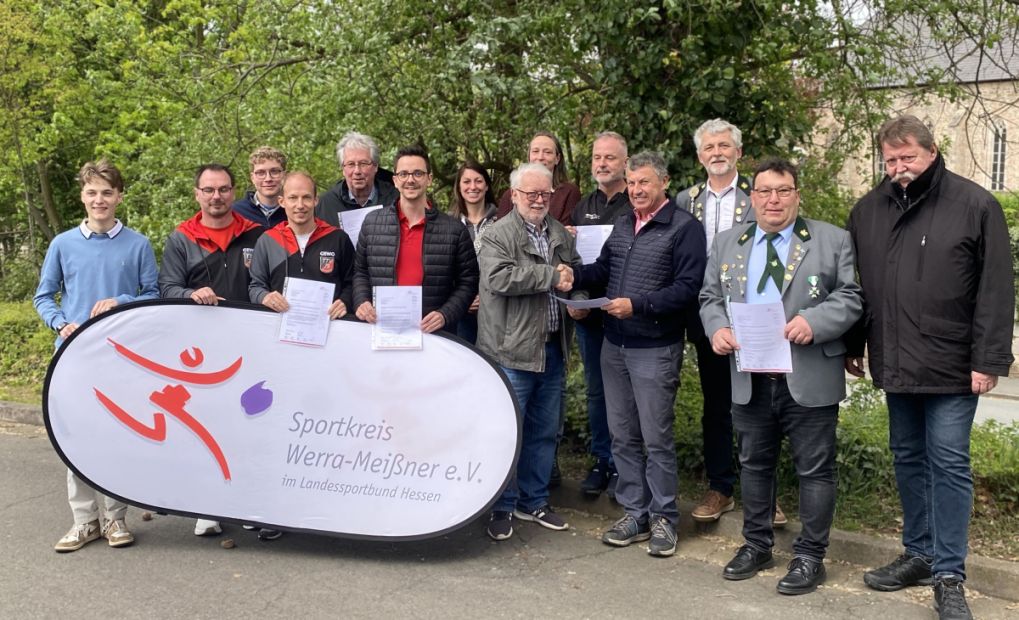 (v.l.) Benedikt Friedrich, Laurin Eberhardt (Eschweger Luftsport-Verein), Marcus Reichert, Florian Voigt (TTV 1979 Eschwege), Horst Landefeld (Tennisclub Hess. Lichtenau), Jan Fahrenbach (SV Rot-Weiß Hundelshausen), Anke Baum, Nadine Schäfer (beide Reit- und Fahrverein 1980 Altefeld), Joachim Kraus (stellvertretende Vorsitzende des Sportkreis), Oliver Zyskowski (FC 1928 Hebenshausen), Michael Krones, Reiner Mayer (beide SV Reichensachsen), Uwe Hofmeister und Detlef Ludolph (Schützenverein 1863 Großalmerode)    Bild: Nicole Zimmermann