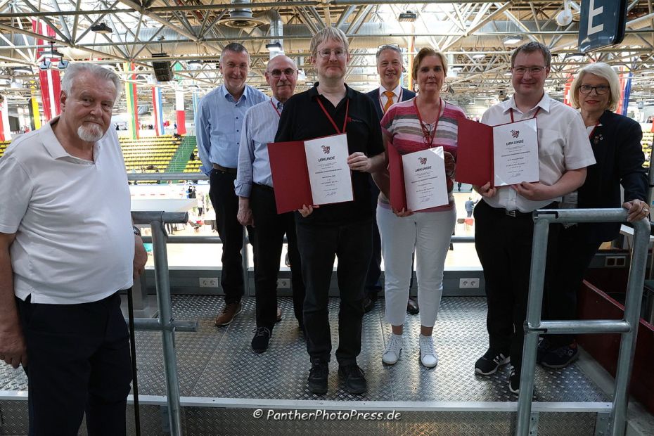 Das Team des „Hessen tanzt“-Rechenzentrums mit den drei geehrten Stephan Rath, Petra Schneider und Alexander David    Bild: Robert Panther