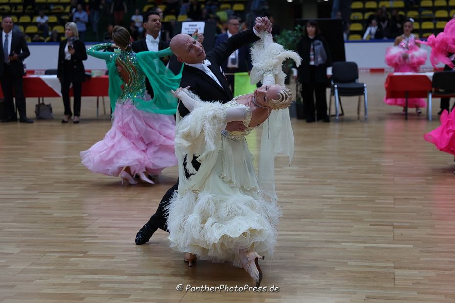 Thomas und Susanne Schmidt (Schwarz-Rot-Club Wetzlar) auf Platz vier beim WDSF Open Senior III Standard    Bild: Robert Panther