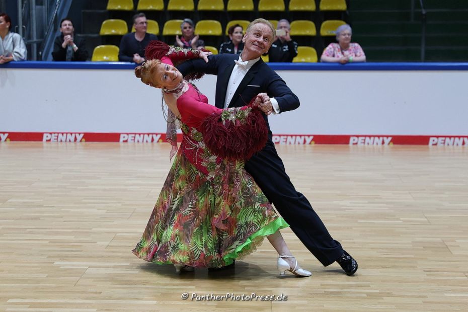 Alfons und Beatrix Schwake (Gießener Tanz-Club 74) auf Platz vier des WDSF Open Senior IV Standard    Bild: Robert Panther