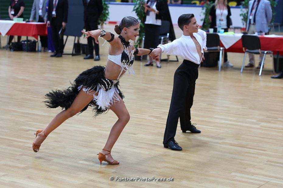 Largo Zofcin und Eliana Pfaffenroth (Schwarz-Silber, Frankfurt) auf Platz vier beim WDSF Open Junior II Latin    Bild: Robert Panther