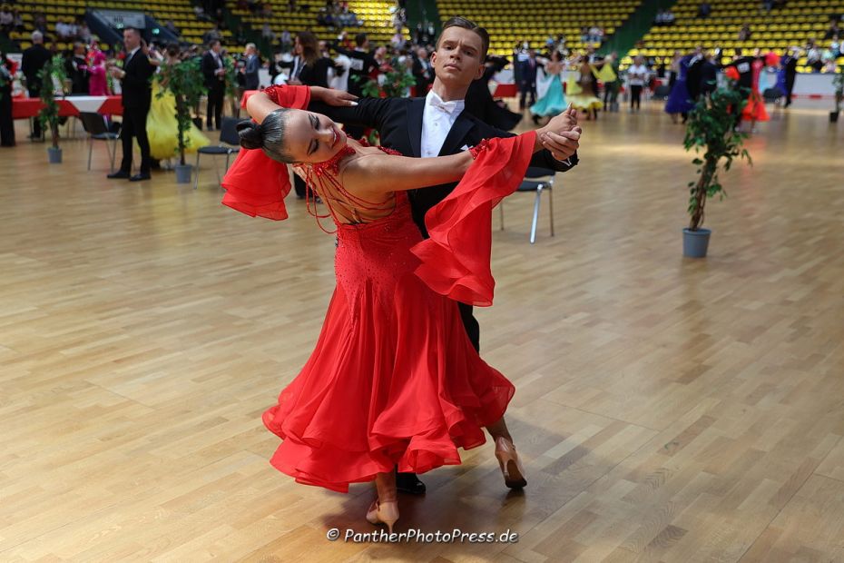 Daniil Rybak und Xenia Kashcheev (Tanzsport Zentrum Heusenstamm) erreichen den sechsten Platz beim WDSF Open Youth Standard    Bild: Robert Panther