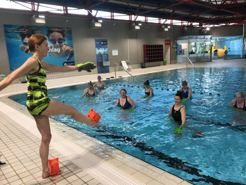 Die Referentin Liane Rasner-Peters vom Hessischen Schwimmverband zeigt die Übungen am Land den Teilnehmenden    Bild: Isolde Wiegand