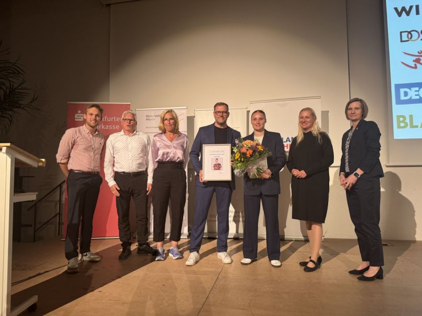 Das Foto zeigt (von links): Bruder Jan Veit, Vater Mark Veit, Mutter Angela J&ouml;rns-Veit, Olympiast&uuml;tzpunktleiter Markus Kremin, Jella Veit, Sportministerin Diana Stolz und Schulleiterin Carolin Kubbe.
    Foto: lsb h