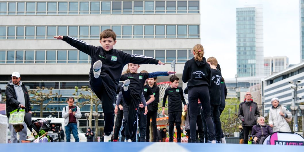 Die Turnkids der TSG Oberrad begeisterten die Passanten.     Bild: Florian Wiegand