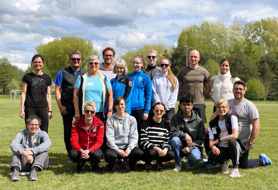 Teilnehmer des Basis Lehrgangs

Links Hinten: Sabine Brauhardt-Müller (TSC Carlsdorf), Karsten Riemann (TV Hessisch Lichtenau), Petra Lindemann (TSV Bebra), Marc Zimmermann (TTV 79), Sabine Szeltner und Julia Szeltner (OSC Vellmar), Tom Iwanyzkyj und Fiona Schott (TSV Oberdünzebach), Denny Goldhahn (Feuerwehr Kassel), Shakira Rucker (Gesundheitssport Bad Wilhelmshöhe)
links Vorne: Vania von der Schelde (TC Laubach), Helen Schmidtke (TG Großalmerode), Janina Thiele-Kuttler (ASC Göttingen), Caroline Rohner und Khaqan Butt (TSV Oberdünzebach), Referentin Heike Sokoll (Sportkreis Region Kassel), Dennie Klose (ASC Göttingen)
    Bild: Sportkreis Nicole Zimmermann