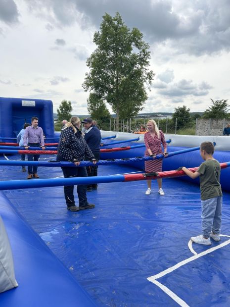 Ministerin Diana Stolz mit vollem Einsatz im "Lebendkicker".    Bild: Sina Kunkel