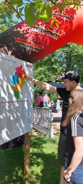 Besucher informierten sich an der Vereinslandkarte.    Bild: Hessischer Skiverband