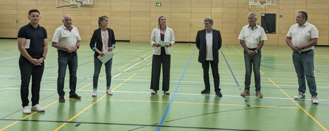 Grußworte von (vl): Sven Aschenbrücker, Harald Piaskowski, Marie Feuerhake, Marianne Klopsch, Winfried Happ, Hermann Müller, Andreas Höhl
     Bild: Lisa Laibach – Landkreis Fulda