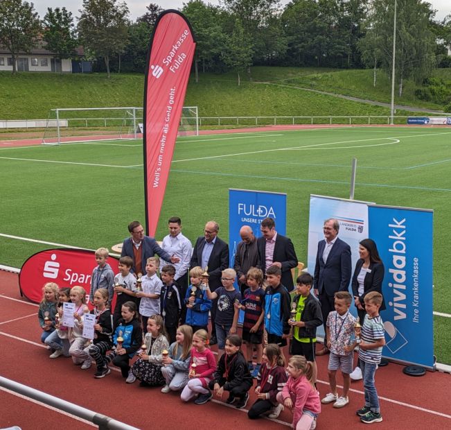 Die 24 erfolgreichsten Sportlerinnen und Sportler der 2.100 teilnehmenden Kinder.    Bild: Harald Piaskowski