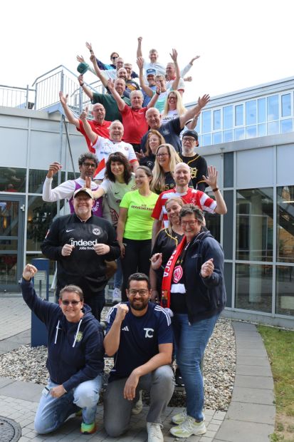 Nach der erfolgreichen Premiere im Vorjahr trugen wieder viele Menschen das Trikot oder Shirt ihres Heimatvereins, posteten eifrig Bilder in den sozialen Medien &ndash; und r&uuml;ckten so die rund 7.400 hessischen Vereine in den Mittelpunkt der &ouml;ffentlichen Wahrnehmung. Auch viele lsb h-Mitarbeiter*innen kamen im Trikot zur Arbeit.
    Bild: lsb h