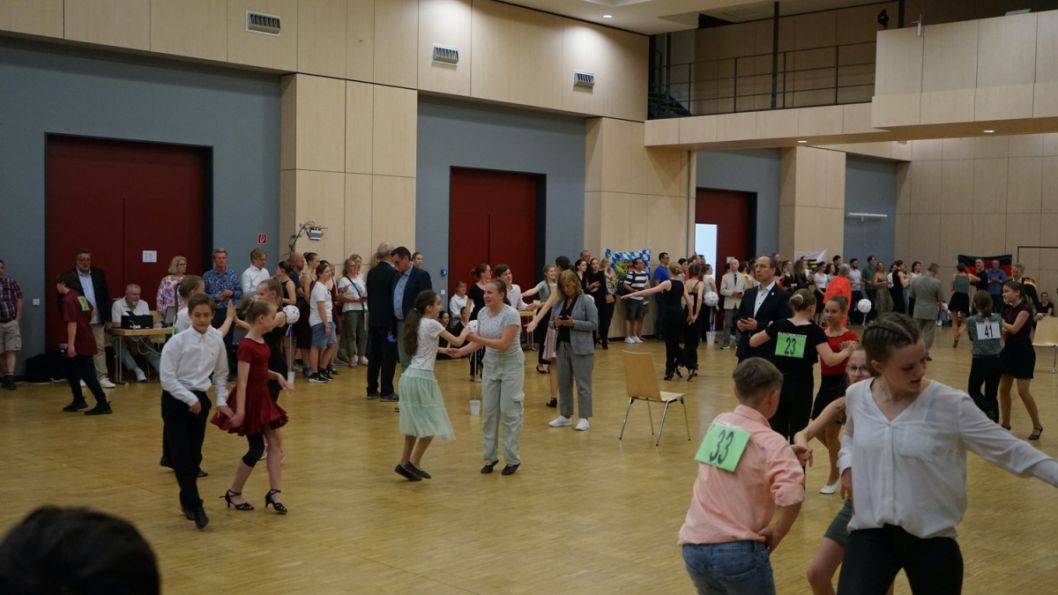 Im Kombinationswettbewerb waren die Tänze Langsamer Walzer, Quickstep, Cha-Cha und Jive gefordert. Aus allen teilnehmenden Tänzerinnen und Tänzern wurden die Platzierungen zu einem Gesamtschulergebnis errechnet. In der WKI I siegte die Albert-Einstein-Gymnasium Maintal. Die Liebfrauenschule Bensheim gewann mit ihrer besten Mannschaft sowohl die WK II//III wie auch die WK IV.    Bild: Curt Zschernig