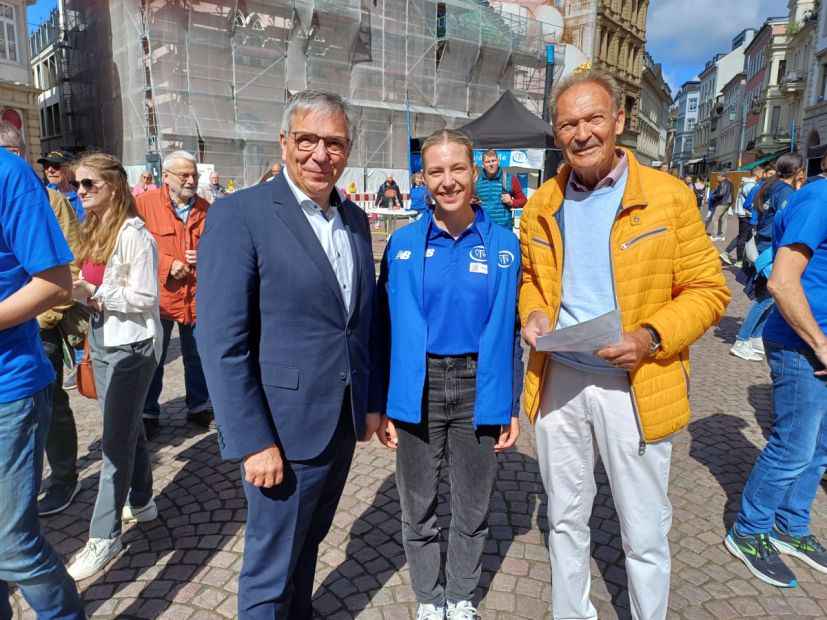 von links: Wiesbadens Oberbürgermeister Gert-Uwe Mende mit Nele Weßel und Helmut Fritz.    Bild: Andreas-Michael Elsner