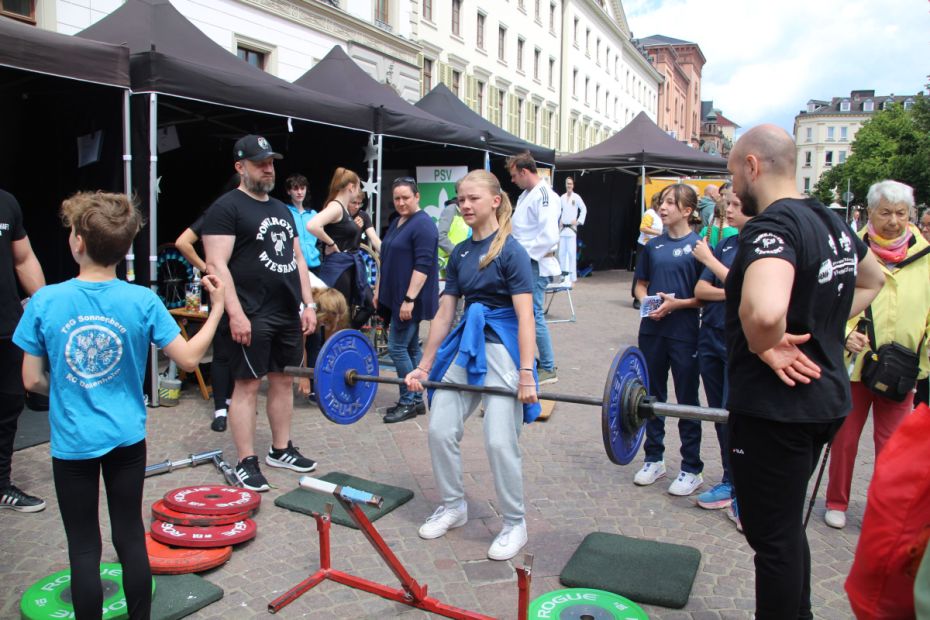 Gewichtheben beim PowerGym Wiesbaden.    Bild: Andreas-Michael Elsner