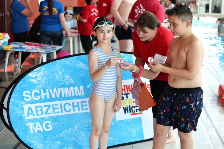 Jedes einzelne Schwimmabzeichen wurde freudig und stolz entgegengenommen.    Foto: S. Sonnenschein