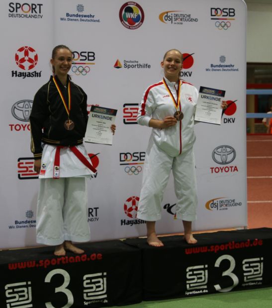 Lara Marie Schäfer vom SC Judokan Frankfurt e.V. (rechts) gewinnt Bronze.    Bild: Martina Bier für den HFK