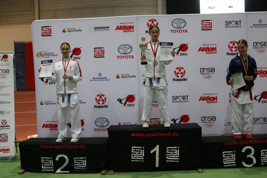 Links, Silber: Lisa-Maria Damm, Jugend Kumite Mädchen -54 Kg, 
Mitte: Gold: Maria Ruppel, Jugend Kumite Mädchen -54 Kg, beide vom SV Herkules 01 Kassel e.V.    Bild: Martina Bier für den HFK