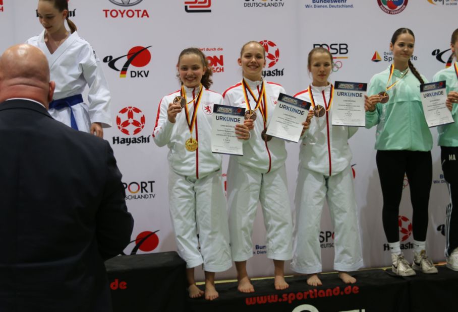 In weiss/rot: Bronze: Junioren Kata Team Mädchen: v.l.: Dana Baghdijan und Lara Marie Schäfer vom SC Judokan Frankfurt e.V., Lara Richter von der Eintracht Frankfurt e.V. (gestartet für den Landesverband Hessen)    Bild: Martina Bier für den HFK