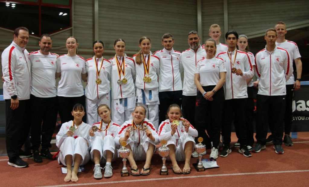 Gruppenfoto von einem Teil des Hessischen Teams (Kata und Kumite) mit dem Trainer- und Betreuerstab.    Bild: Martina Bier für den HFK