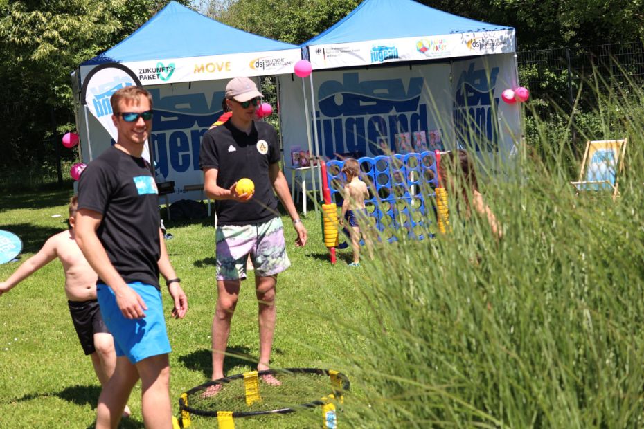 Die DSV-Schwimmjugend sorgte im Außenbereich für ein tolles Rahmenprogramm.    Foto: S. Sonnenschein