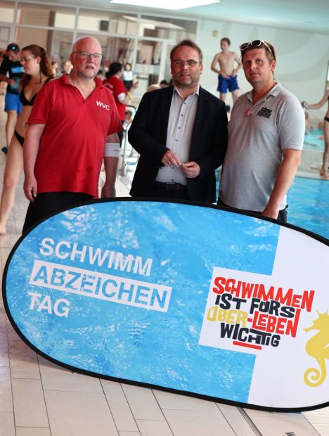 Timon Gremmels (SPD), seit 2024 Hessischer Minister für Wissenschaft und Forschung, Kunst und Kultur machte sich ein Bild vom Schwimmabzeichentag 2024.    Foto: S. Sonnenschein