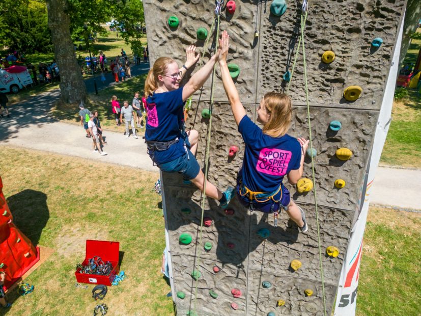 Mutig hinauf am Kletterturm!    Bild: Hendrik Hamelau