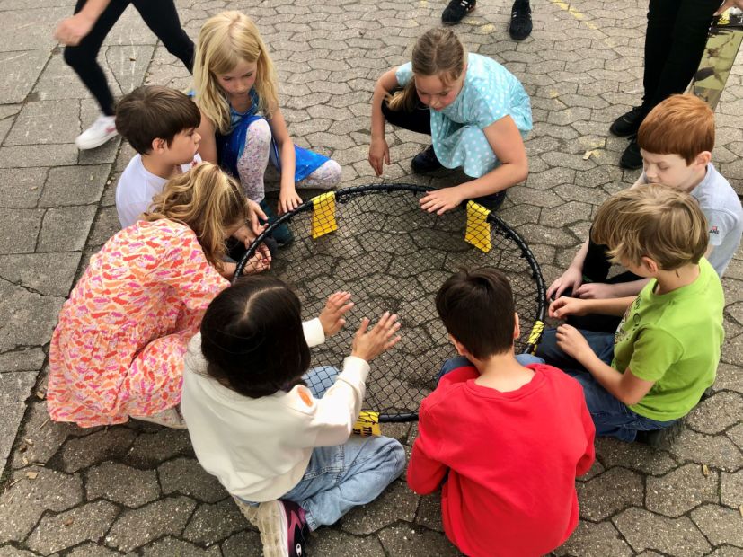 Die Entenklasse hatte sich ein Spikeball-Set gewünscht.    Bild: Kathrin Zimmermann