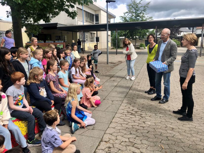 Schulleiterin Maren Schellhaas und Klassenlehrerin mit dem Sportkreis-Vorsitzendem Hans Böhl.    Bild: Kathrin Zimmermann