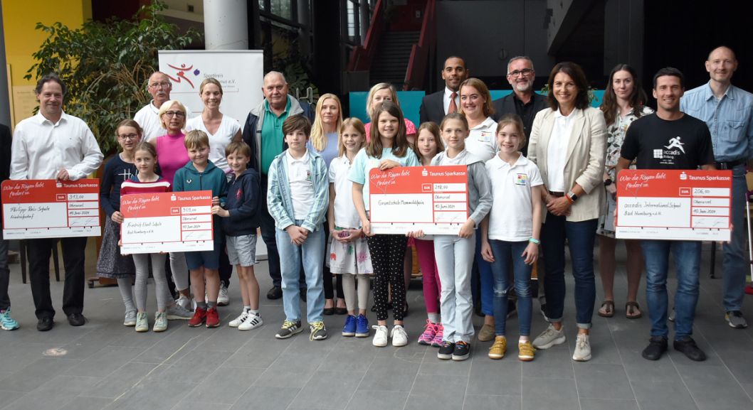 Im Foyer der Grundschule Stierstadt sind die ausgewählten Familien und die erfolgreichsten Schulen mit Preisen und Geldprämien ausgezeichnet worden+    Bild: Gerhard Strohmann