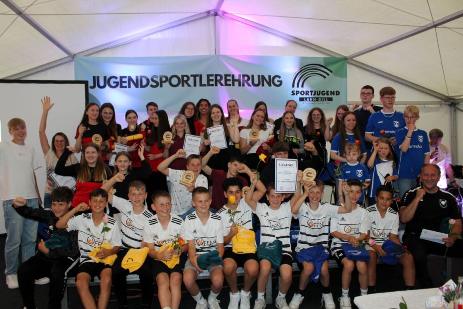 Die Preisträger der Jugendsportlerehrung der Sportjugend Lahn-Dill haben allen Grund zu Jubeln.    Bild: Heike Pöllmitz