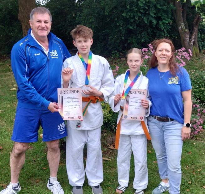 vlnr. Trainer und HJV Beauftragter Para Judo Markus Zaumbrecher, Aaron Rottmann, Malin Heusterberg, Vereinstrainerin T. Heisterberg    Bild: D. Rottmann