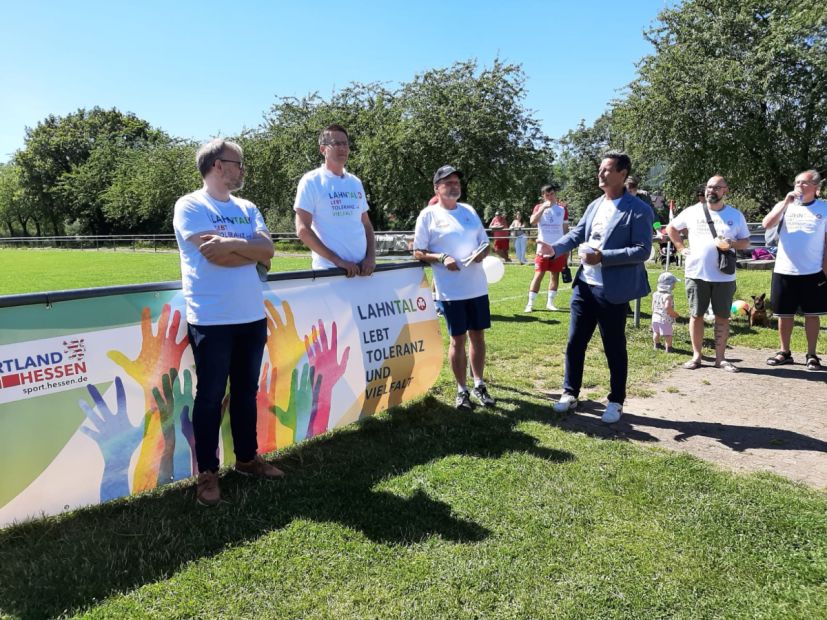 Landrat Jens Womelsdorf, Bürgermeister Carsten Laukel, Integrationskoordinator Peter Backhaus und Stefan Backhaus (erster Vorsitzender des Sportkreis Marburg-Biedenkopf e.V.) eröffnen das Jugend-Fußballturnier    Bild: Peter Backhaus