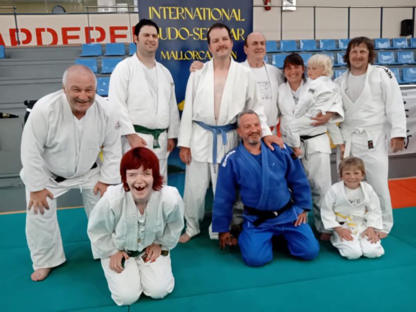 Die Freude über das Budo-Seminar ist den Judoka anzusehen:
Von rechts: Martin Pluchta, Janni, Marin, Maren Stahlberg (Budo Club Mühlheim)
Pep Mascarô (Renshinkan Cala Rajada), Jürgen Teutsch (JSV Speyer), Frank Jäger,
Florian Huber (VfL Bad Kreuznach), Nicole Hofmann, Thomas Hofmann (beide Budo
Club Mühlheim). Es fehlt Andreas Ziegelmeyer (VfL Bad Kreuznach)     Bild: Helga Hofmann