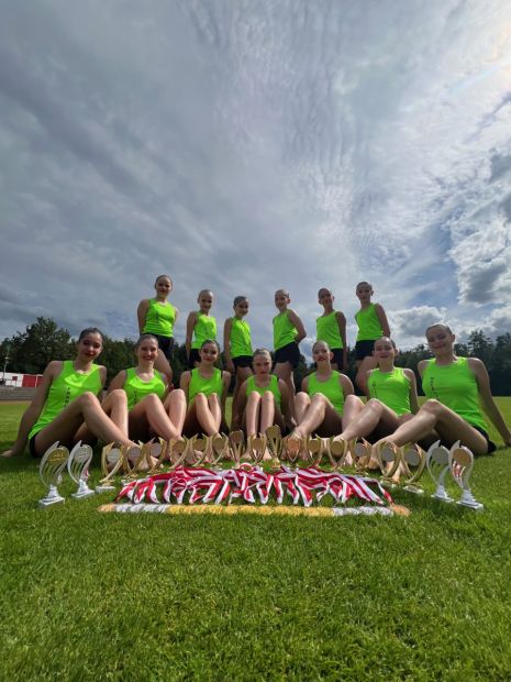 Team Erster Sodener SC - Alle Altersklassen mit Medaillen und Pokalen    Foto: E. Hermann