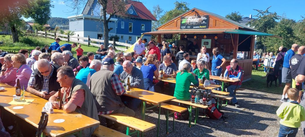 34. Sportkreiswandertag 2023 - Blick in die Wandergruppen nach der Rückkehr    Bild: Willi Röhn