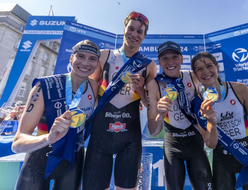 Annika Koch, Henry Graf, Lasse Lührs und Lisa Tertsch (v.l.) werden in Hamburg Weltmeister in der Team Relay.    Bild: DTU/Henning Angerer