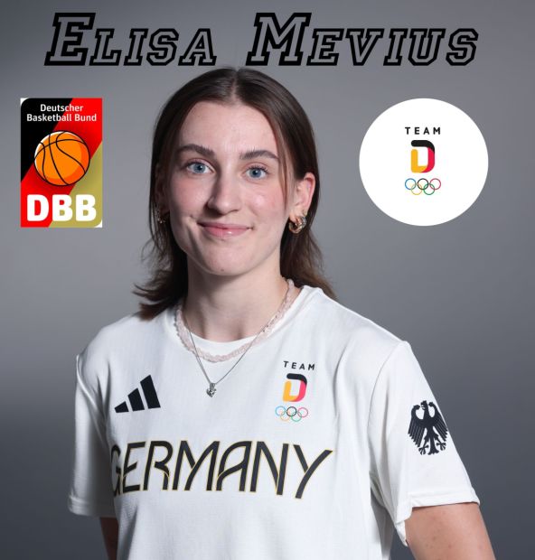 Elisa Mevius (20) startete Ihre Laufbahn beim BBC Rendsburg, bevor Sie 2019 an das Basketballinternat nach Grünberg wechselte und dort zur Bundesliaspielerin reifte. Ihren ersten Einsatz hatte die 1,80m große Playmakerin bereits mit 15 Jahren bei den Bender Baskets.
Nach Ihrem Abitur (2022) an der Theo-Kochg-Schule erhielt Mevius auf Empfehlung von BI-Cheftrainer René Spandauw ein Vollstipendium am Siena College. Dort gehörte Elisa zwei Spielzeiten zu den Leistungsträgerinnen.
Seit diesem Sommer hat die 3x3-Nationalspielerin am ehemaligen College von WNBA-Star Satou Sabally, den Oregon Ducks, eine neue Herausforderung gefunden.
Die Nominierung in das3x3-Olympiateam krönt Ihre noch junge Laufbahn.     Bild: Team Deutschland