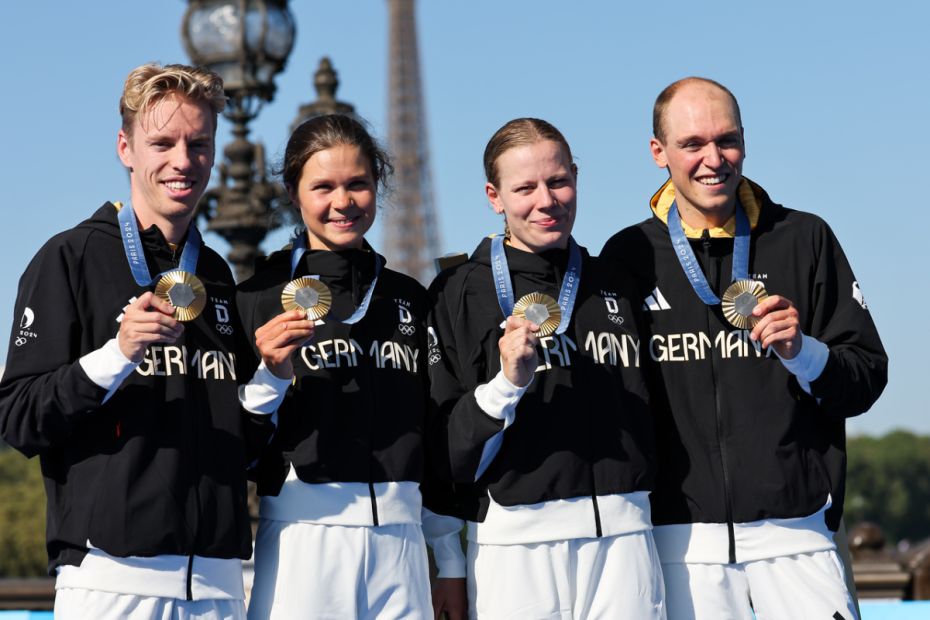 Tim Hellwig, Lisa Tertsch, Laura Lindemann und Lasse Lührs (v.l.) haben am Montagmorgen, 5. August in Paris Gold geholt.    Bild: World Triathlon